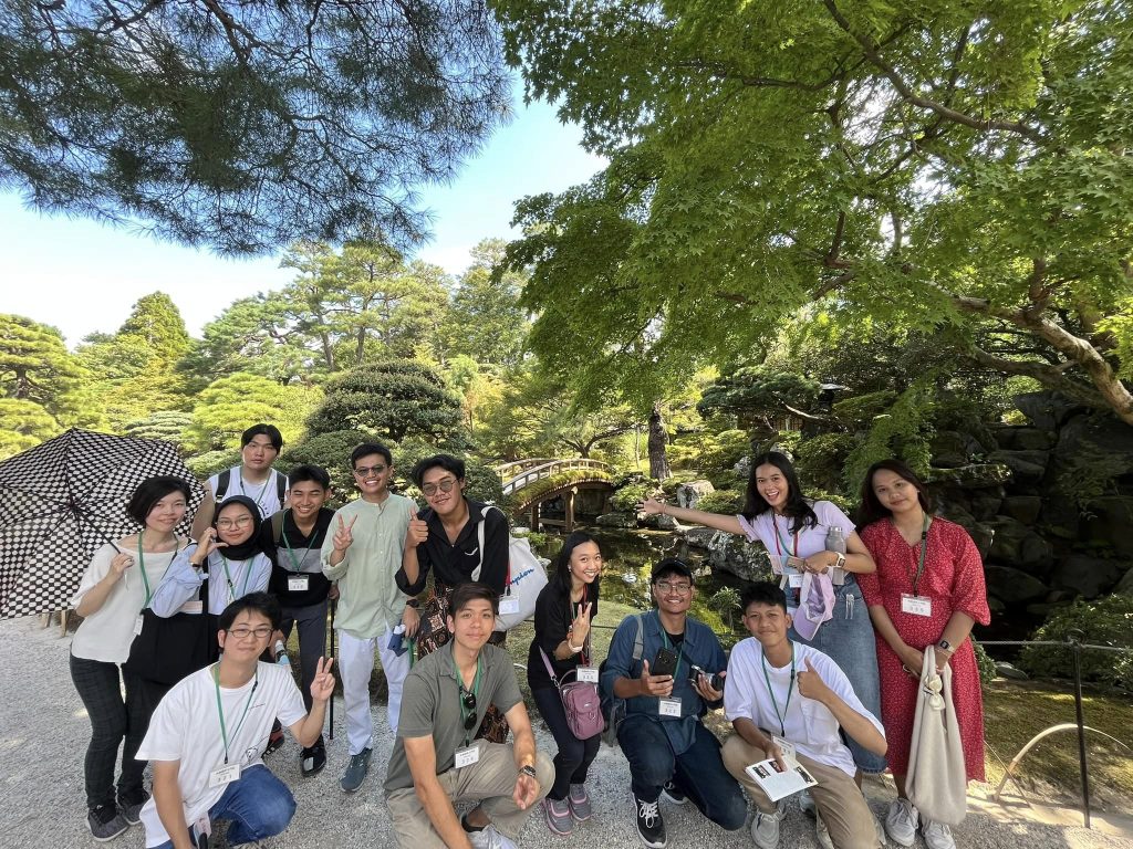 Dokumentasi kunjungan di salah satu taman di Akashi College, Jepang