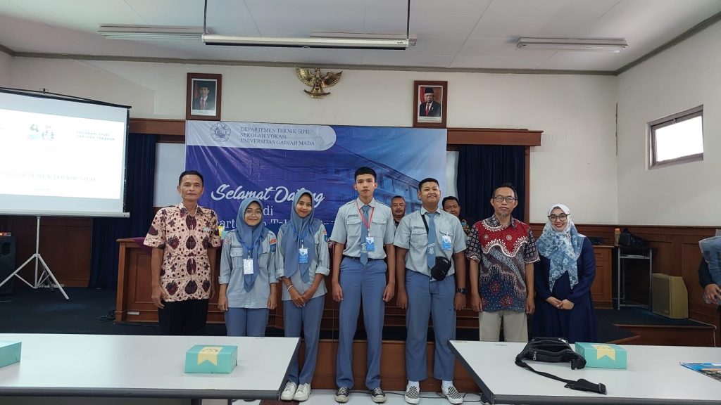 Sesi Foto Siswa dengan Pengurus Departemen Teknik Sipil