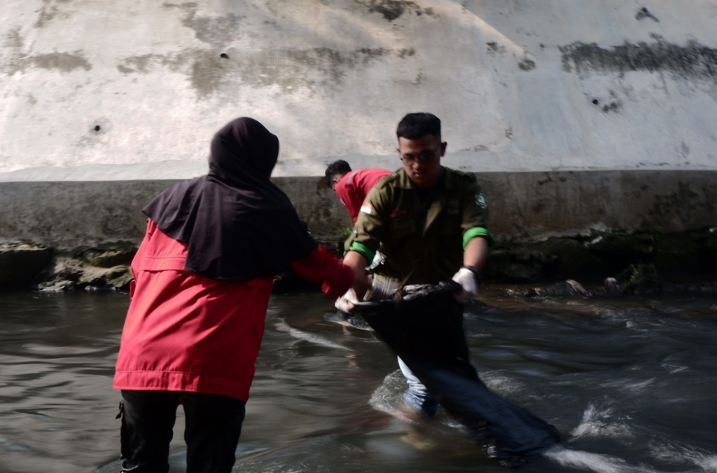 Foto Proses Pembersihan Sungai