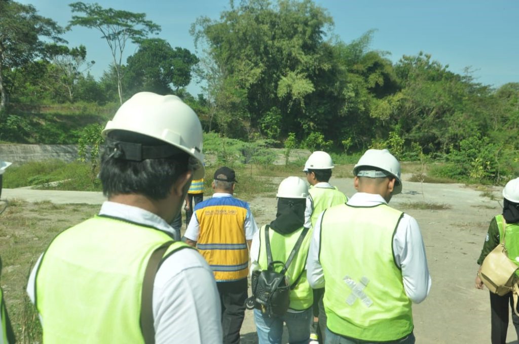 Foto sesi survei lapangan yang dipimpin oleh pihak Balai Teknik Sabo