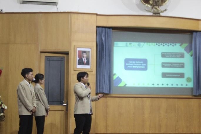 Sesi presentasi lomba oleh tim Brajapati.