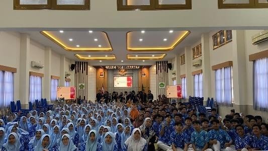 Sesi Foto Bersama dengan Siswa MAN 1 Yogyakarta