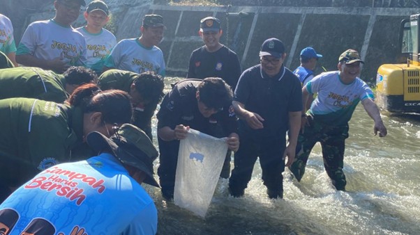Mahasiswa REC Departemen Teknik Sipil SV UGM Terlibat dalam Aksi Bersih Sungai Winongo, Dukung SDGs Lingkungan Berkelanjutan